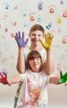 due bambini affetti dalla sindrome di down con le mani colorate