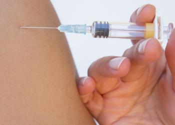 foto di una siringa che inietta il vaccino