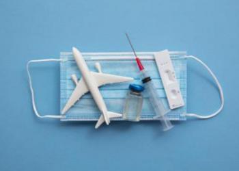 aereo con mascherina e vaccinazione